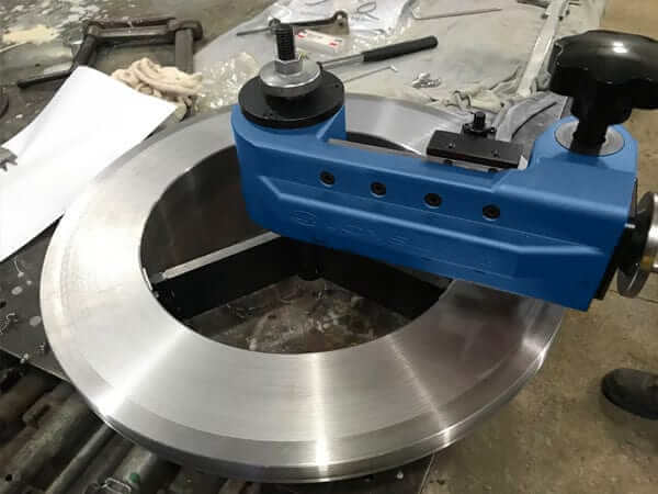 STANDARD OFM-24-305M Pneumatic Manual Flange Facer, with a diameter range of 24.4 to 350 millimeters, featuring clamps on the inside diameter for flange surface preparation.